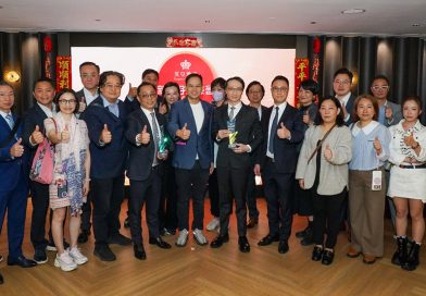 美聯工商舖憑多宗矚目成交及傑出表現，榮獲英皇地產頒發兩項大獎，由美聯集團行政總裁（住宅）暨美聯工商舖行政總裁馬泰陽（前排右六），以及美聯旺舖董事江靜明代表領獎（前排右八），獲英皇國際副主席楊政龍（前排右七）親自嘉許，並與眾美聯精英合照。