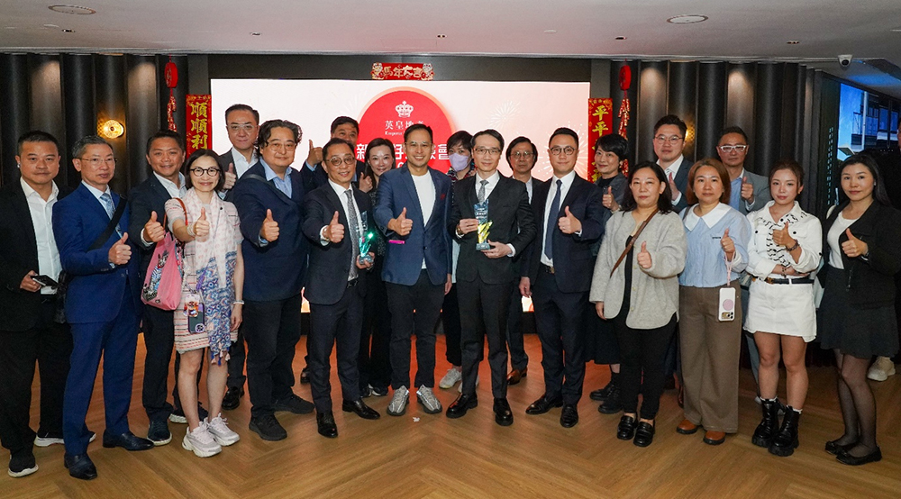 美聯工商舖憑多宗矚目成交及傑出表現，榮獲英皇地產頒發兩項大獎，由美聯集團行政總裁（住宅）暨美聯工商舖行政總裁馬泰陽（前排右六），以及美聯旺舖董事江靜明代表領獎（前排右八），獲英皇國際副主席楊政龍（前排右七）親自嘉許，並與眾美聯精英合照。
