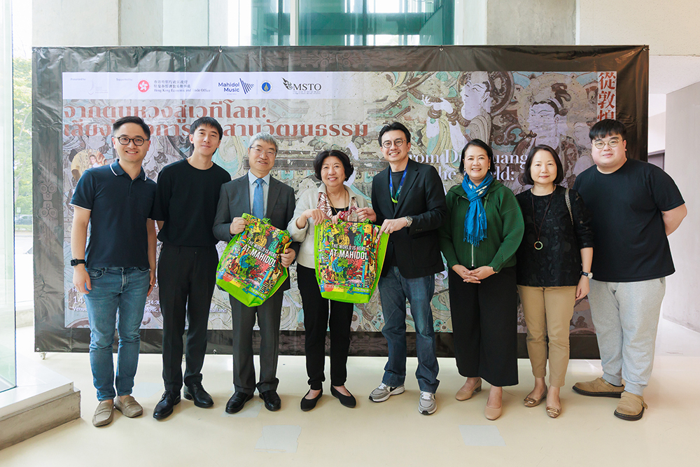講座結束後，瑪希敦大學校方代表為香港天籟敦煌樂團、趙聲良博士送上紀念品。
