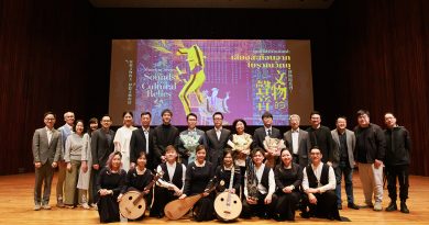 音樂會後嘉賓合照。主要嘉賓：香港駐曼谷經濟貿易辦事處處長林俊華（右九），中華人民共和國駐泰王國大使館文化參贊楊曉龍（右八），香港天籟敦煌樂團創辦人及榮譽團長紀文鳳（右七），瑪希敦大學音樂學院院長Dr. Piyawat Louilarpprasert（右六），香港天籟敦煌樂團榮譽顧問、敦煌研究院前書記趙聲良博士（右五）。