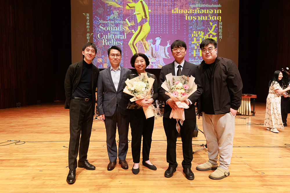 音樂會三個聯合主辦單位負責人合照。左起：香港天籟敦煌樂團藝術總監暨駐團作曲甘聖希，香港駐曼谷經濟貿易辦事處處長林俊華，香港天籟敦煌樂團創辦人及榮譽團長紀文鳳，瑪希敦大學音樂學院院長Dr. Piyawat Louilarpprasert，香港天籟敦煌樂團副藝術總監、總經理、技術總監暨駐團作曲朱啟揚。