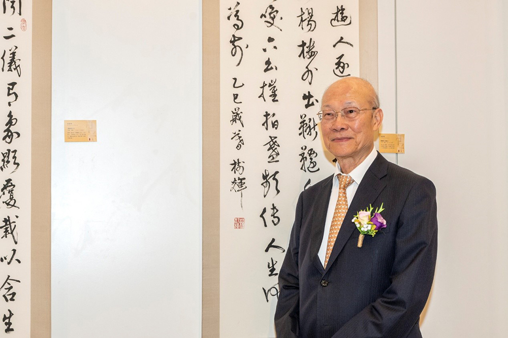 甲子書學會會長蘇樹輝博士在作品前留影