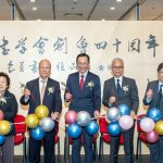 香港大學專業進修學院李經文院長（右五）、香港故宮文化博物館館長吳志華博士（右四）、香港中文大學文物館副館長鄧民亮博士（右三）、香港西九文化區管理局副主席翟紹唐（左二）及甲子書學會會長蘇樹輝博士（左四）主持剪綵儀式。