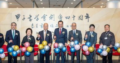 香港大學專業進修學院李經文院長（右五）、香港故宮文化博物館館長吳志華博士（右四）、香港中文大學文物館副館長鄧民亮博士（右三）、香港西九文化區管理局副主席翟紹唐（左二）及甲子書學會會長蘇樹輝博士（左四）主持剪綵儀式。