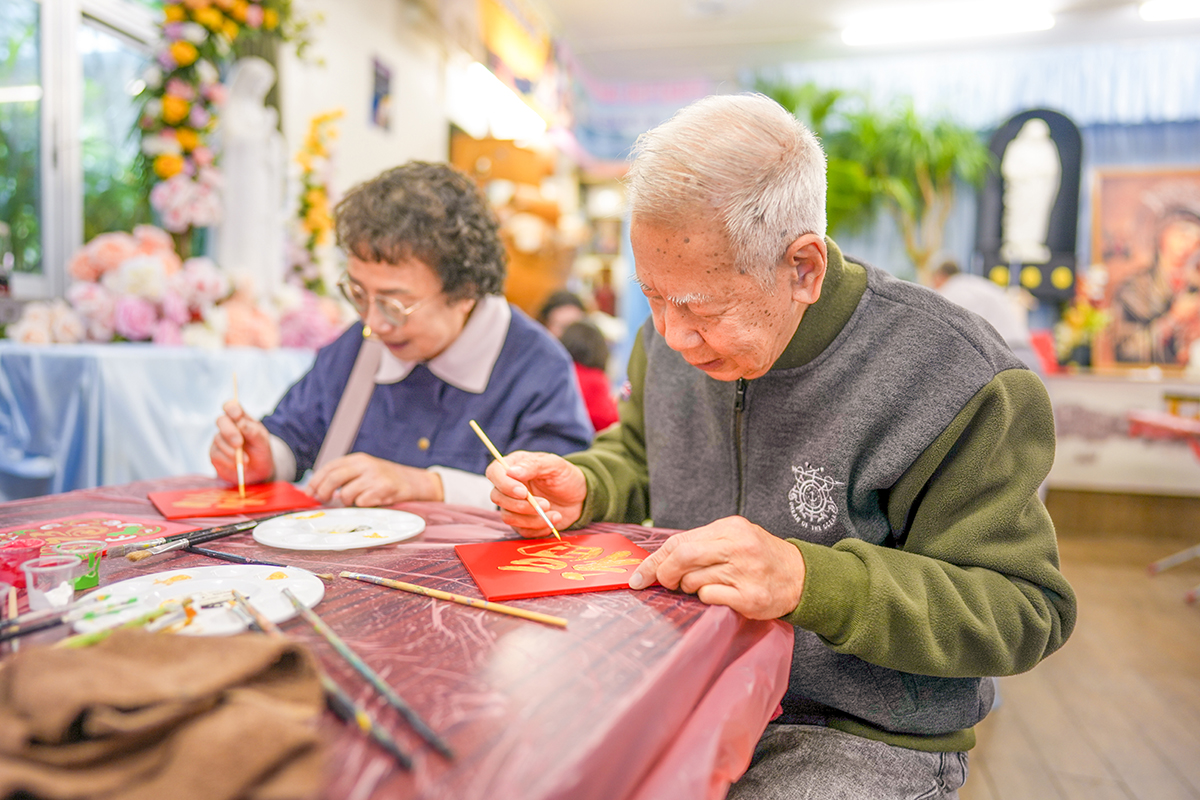 每一枚均由大澳居民及義工親手繪製。