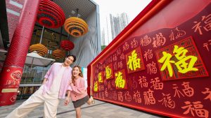 領展旗下黃大仙中心打造18米長的福牆，結合108位來自香港各界的名人的筆觸，共同織就對城市的祝福。