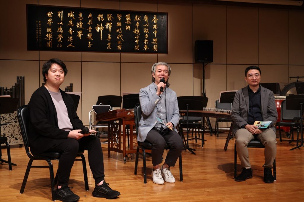 香港中樂團助理藝術總監兼常任指揮周熙杰。（中）