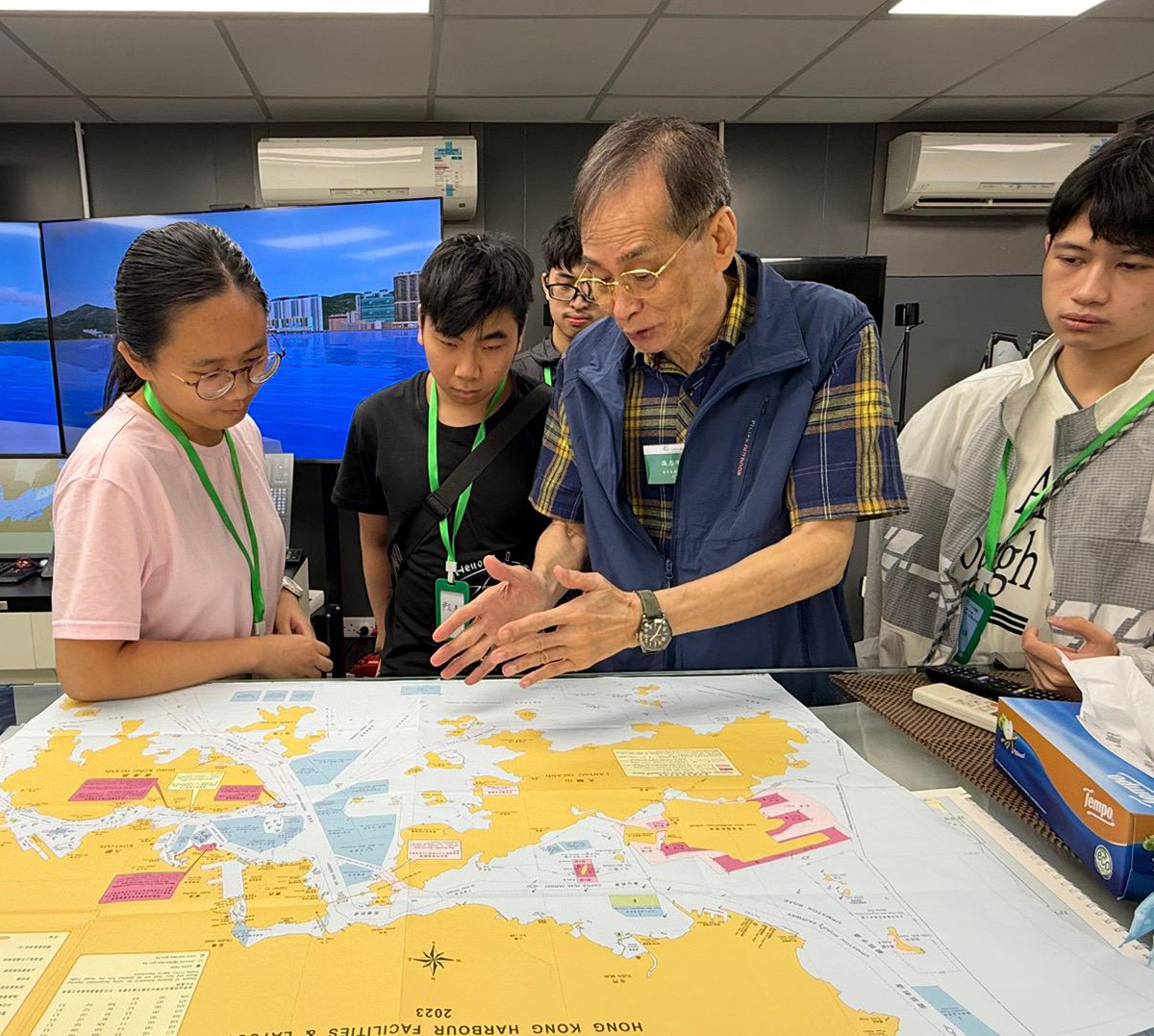 學生認真專心地學習模擬駕船，聽取資深行業專家解讀從地圖看海事航道。
