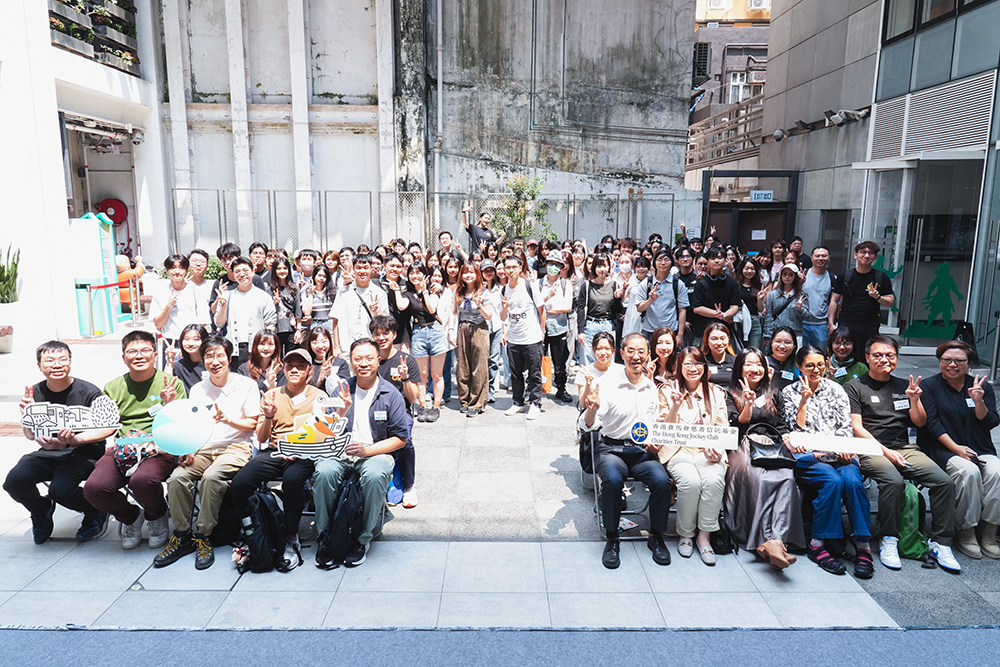 啟航日上，嘉賓與部分參加者大合照