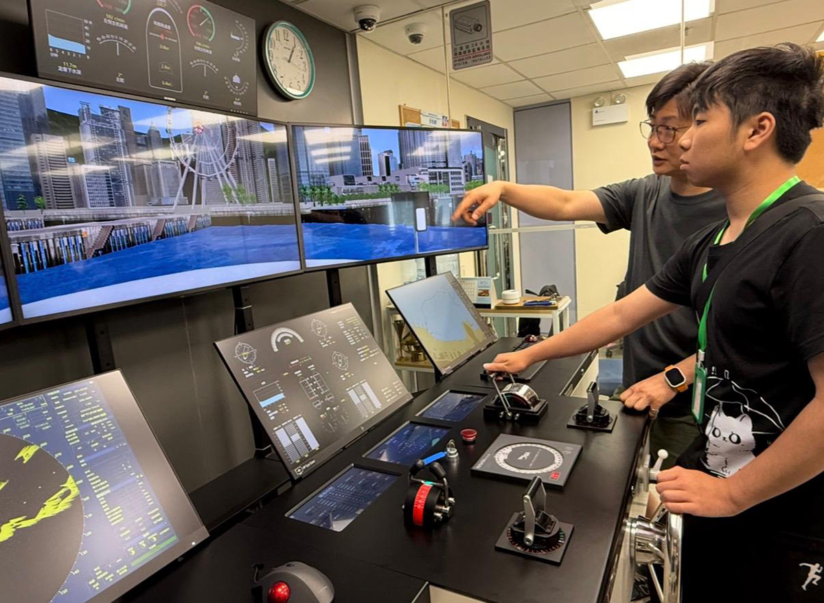 學生認真專心地學習模擬駕船，聽取資深行業專家解讀從地圖看海事航道。