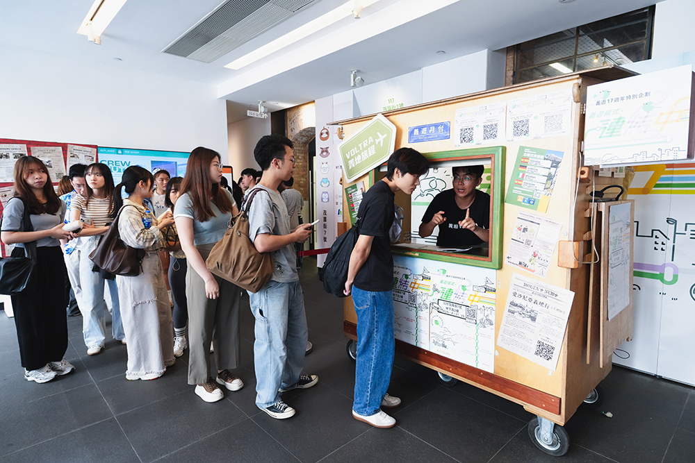 參加者在別出心裁的攤位辦理登記手續