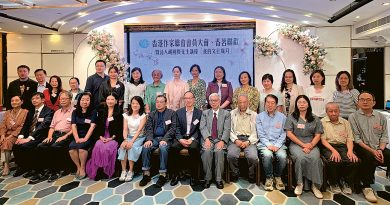 香港作家聯會舉辦2026年會員大會、春茗聯歡晚宴暨詩人胡國賢「我的文社歲月」講座，盛邀各界文藝名家與行業同仁，新知舊雨，齊聚一堂。圖為嘉賓及一眾香港作家聯會理監事大合照。前排右起：潘銘基、黃坤堯、王海霞、韋然、張雙慶、胡國賢、馬逢國、潘耀明、李若潔、羅光萍、李國紅、黃維樑、姚嘉棟、周蜜蜜。