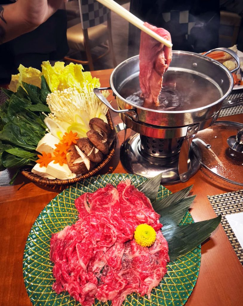 凡經eShop預訂自助晚餐，每位客人獲贈和牛火鍋一客