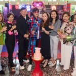 SPARKLE by KAREN CHAN品牌創辦人兼設計總監陳嘉賢教授（左四）、又一城總經理Wendy Lee（右四）、香港時裝設計師協會主席楊棋彬（左三）、又一城租賃管理及租務關係主管Debbie Yip（右三）、閃亮慈善基金義務顧問杜子瑩（左二）、閃亮慈善基金董事暨副總幹事趙冠施（右二）、閃亮慈善基金董事暨秘書長郭潔玲（左一）及閃亮慈善基金董事暨司庫曾玉珍（右一），主持期間限定店開幕儀式。