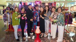 SPARKLE by KAREN CHAN品牌創辦人兼設計總監陳嘉賢教授（左四）、又一城總經理Wendy Lee（右四）、香港時裝設計師協會主席楊棋彬（左三）、又一城租賃管理及租務關係主管Debbie Yip（右三）、閃亮慈善基金義務顧問杜子瑩（左二）、閃亮慈善基金董事暨副總幹事趙冠施（右二）、閃亮慈善基金董事暨秘書長郭潔玲（左一）及閃亮慈善基金董事暨司庫曾玉珍（右一），主持期間限定店開幕儀式。