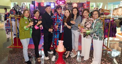 SPARKLE by KAREN CHAN品牌創辦人兼設計總監陳嘉賢教授（左四）、又一城總經理Wendy Lee（右四）、香港時裝設計師協會主席楊棋彬（左三）、又一城租賃管理及租務關係主管Debbie Yip（右三）、閃亮慈善基金義務顧問杜子瑩（左二）、閃亮慈善基金董事暨副總幹事趙冠施（右二）、閃亮慈善基金董事暨秘書長郭潔玲（左一）及閃亮慈善基金董事暨司庫曾玉珍（右一），主持期間限定店開幕儀式。