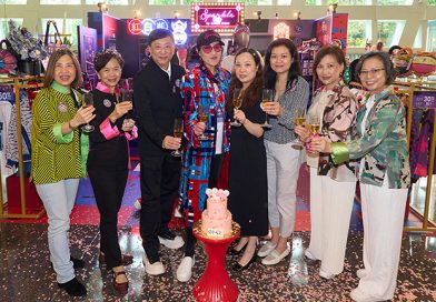 SPARKLE by KAREN CHAN品牌創辦人兼設計總監陳嘉賢教授（左四）、又一城總經理Wendy Lee（右四）、香港時裝設計師協會主席楊棋彬（左三）、又一城租賃管理及租務關係主管Debbie Yip（右三）、閃亮慈善基金義務顧問杜子瑩（左二）、閃亮慈善基金董事暨副總幹事趙冠施（右二）、閃亮慈善基金董事暨秘書長郭潔玲（左一）及閃亮慈善基金董事暨司庫曾玉珍（右一），主持期間限定店開幕儀式。