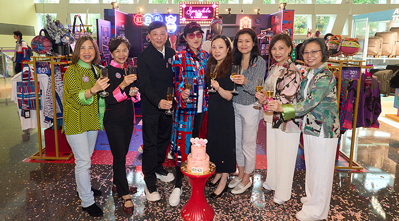 SPARKLE by KAREN CHAN品牌創辦人兼設計總監陳嘉賢教授（左四）、又一城總經理Wendy Lee（右四）、香港時裝設計師協會主席楊棋彬（左三）、又一城租賃管理及租務關係主管Debbie Yip（右三）、閃亮慈善基金義務顧問杜子瑩（左二）、閃亮慈善基金董事暨副總幹事趙冠施（右二）、閃亮慈善基金董事暨秘書長郭潔玲（左一）及閃亮慈善基金董事暨司庫曾玉珍（右一），主持期間限定店開幕儀式。