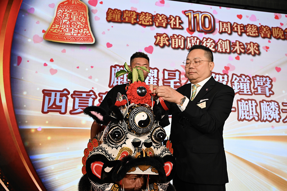 鐘聲慈善社社長王子達為麒麟參花掛紅，寓意吉祥。
