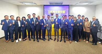 美聯工商舖工商部董事文啟軒（Jeff Man）帶領團隊於4月創出卓越業績，旗下團隊與管理層合照。