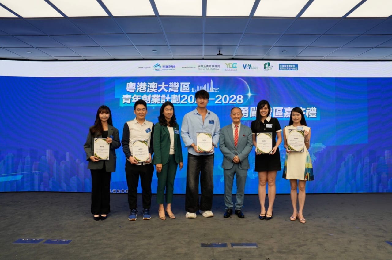 港深創新及科技園生態系統發展總監周依萍，明匯智庫顧問陳財喜共同致送嘉許證書予優勝的青年創業團隊。