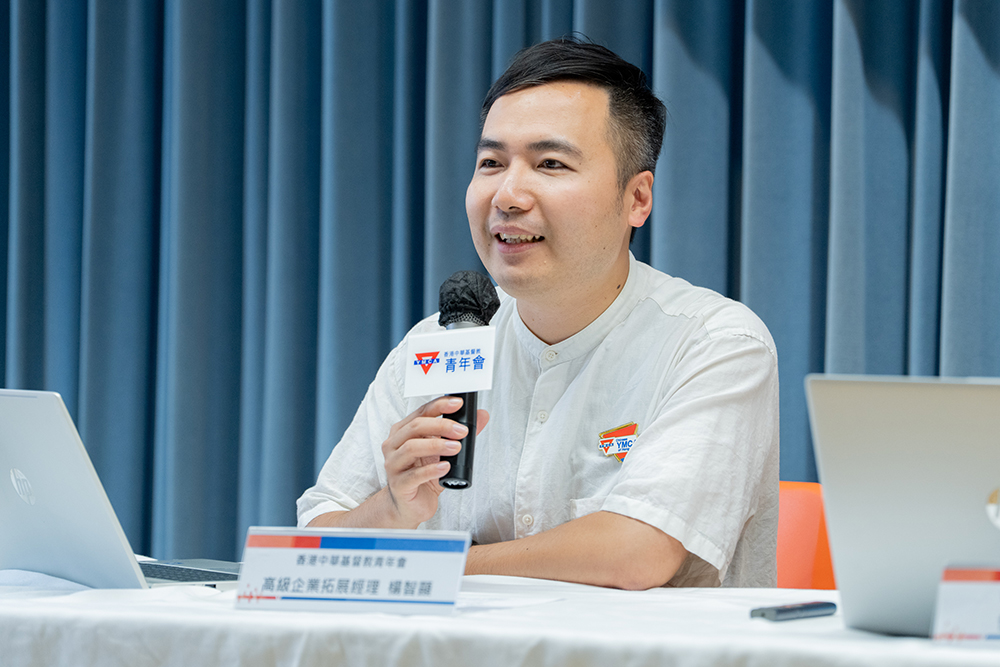 香港中華基督教青年會高級企業拓展經理楊智顯講解「父母與子女同玩電子遊戲促進家庭聯繫」調查結果。