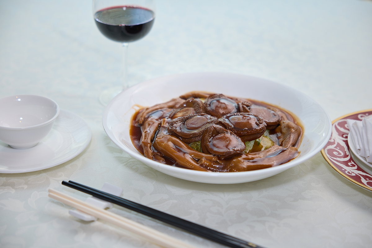 厚肉的南非赫曼努斯鮑魚吸滿鮑汁，格外美味。