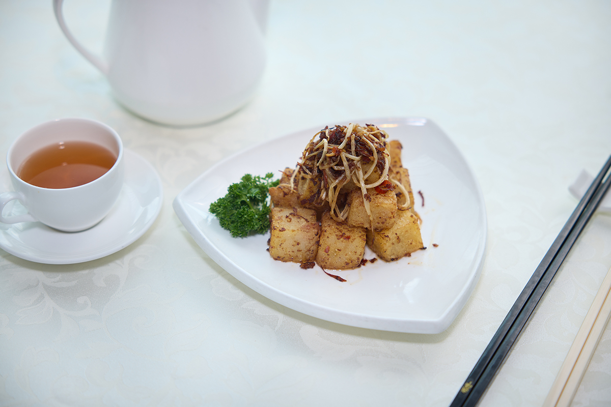 入口軟糯卻帶著微微焦香的瑤柱臘味蘿蔔糕，甚為香口惹味。