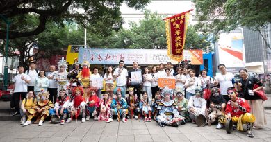 香港潮屬社團總會監事會主席陳振彬，副主席陳誠傑、楊玳詩、陳香蓮等來到尖沙咀區英歌舞快閃巡演