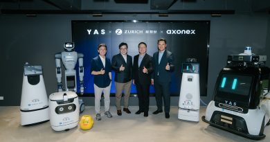 蘇黎世保險（香港）與YAS聯手推出機械人嵌入式保險，推動本地AI及機械人應用。（左起）YAS聯合創辦人李威霖、Axonex創辦人及行政總裁Damian Chan、蘇黎世保險（大中華）行政總裁許金桂、YAS聯合創辦人安宇昭。