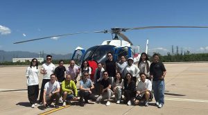 安排直升機及小型飛機體驗，從高空俯視萬里長城如巨龍蜿蜒，感受震撼心魄的「飛凡體驗」