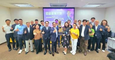 美聯集團副主席黃靜怡（前排右三），連袂美聯集團行政總裁（住宅）暨美聯工商舖行政總裁馬泰陽（前排右五）的攜手頒發「星級董事大獎」嘉許美聯旺舖董事江靜明（前排右四）帶領的團隊。
