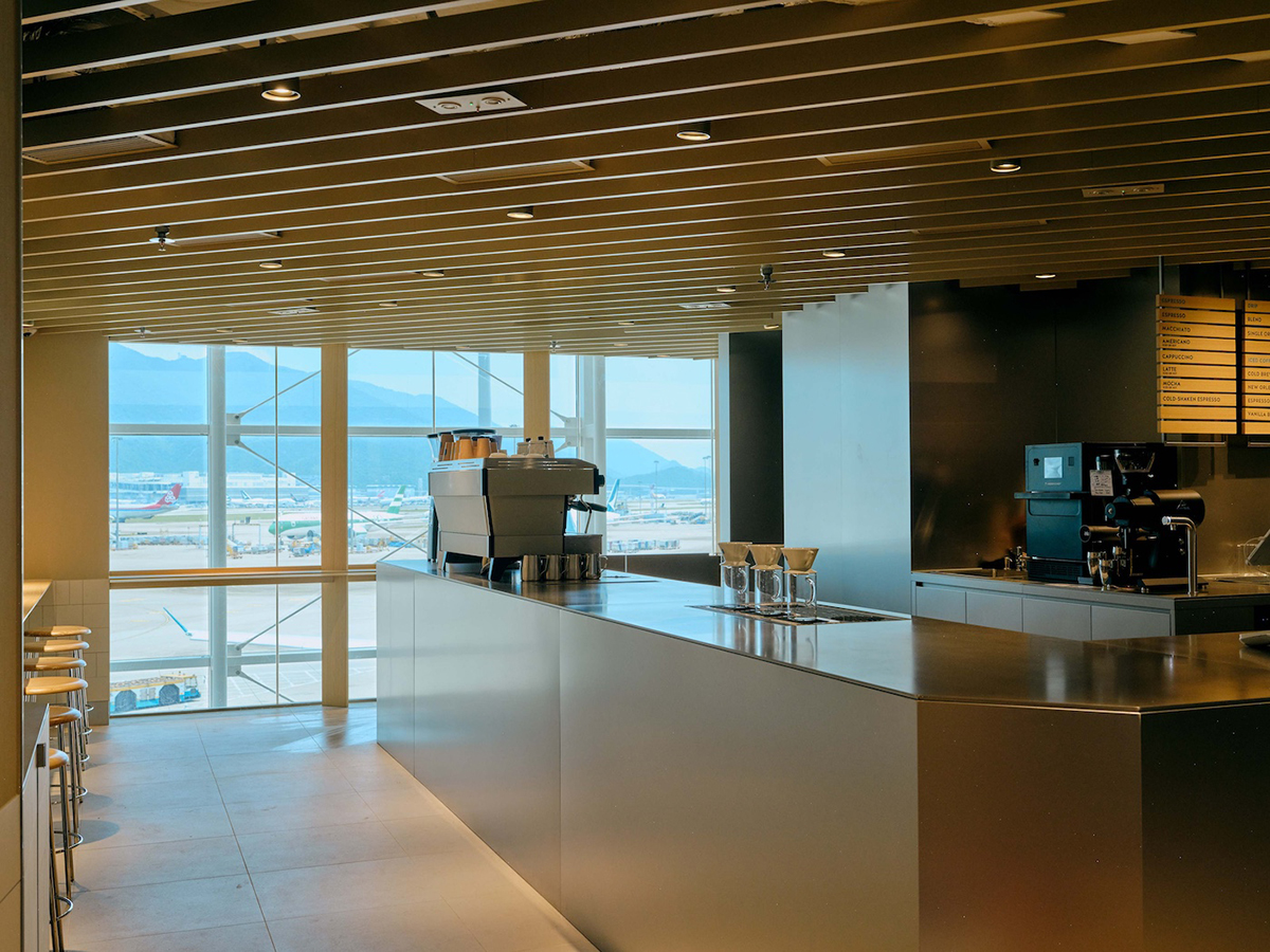店內設計採用了沙灘的內斂單色調,使材質紋理與光影成為空間重點。
